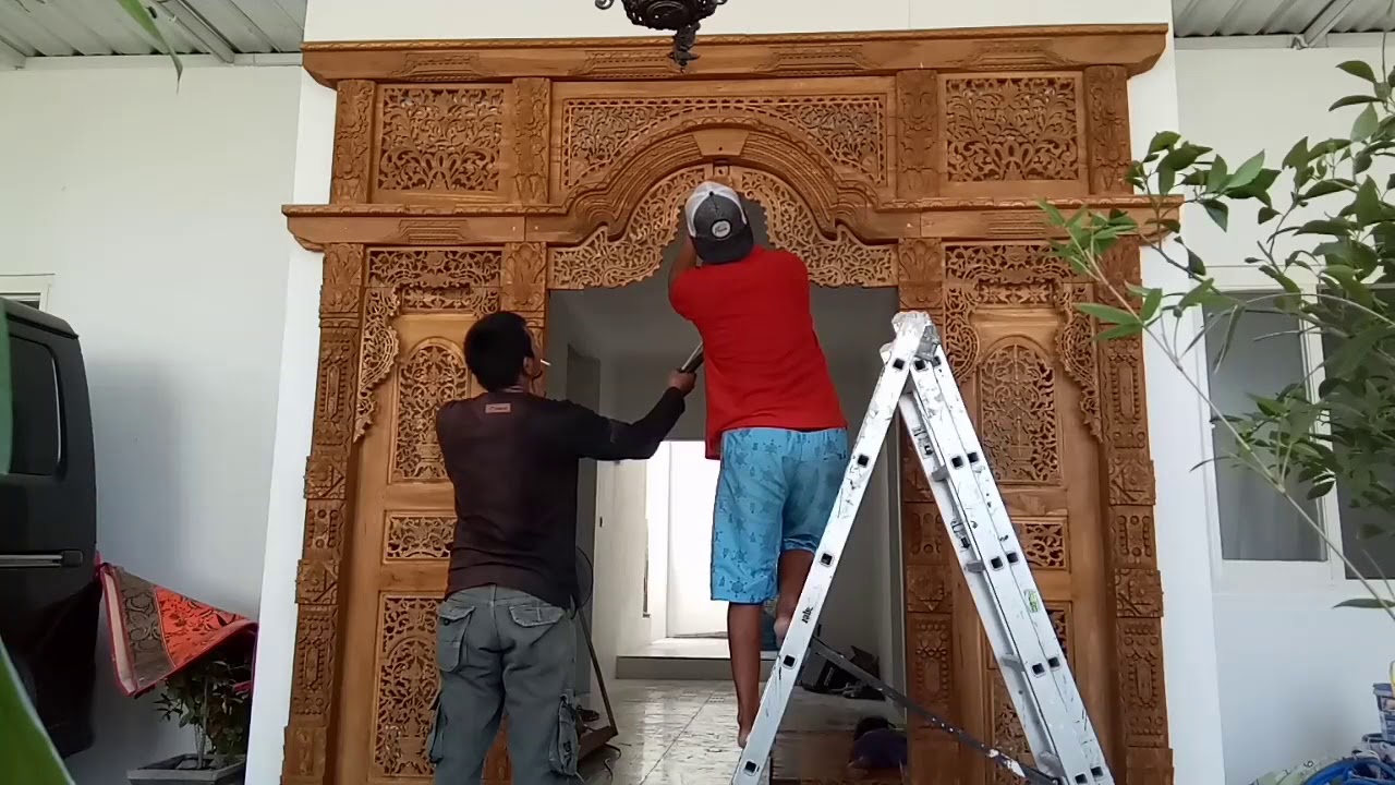 Proses Pemasangan Pintu Gebyok Jati Ukir Jepara Pintu Kuputarung Motif Kayon (Gunungan)