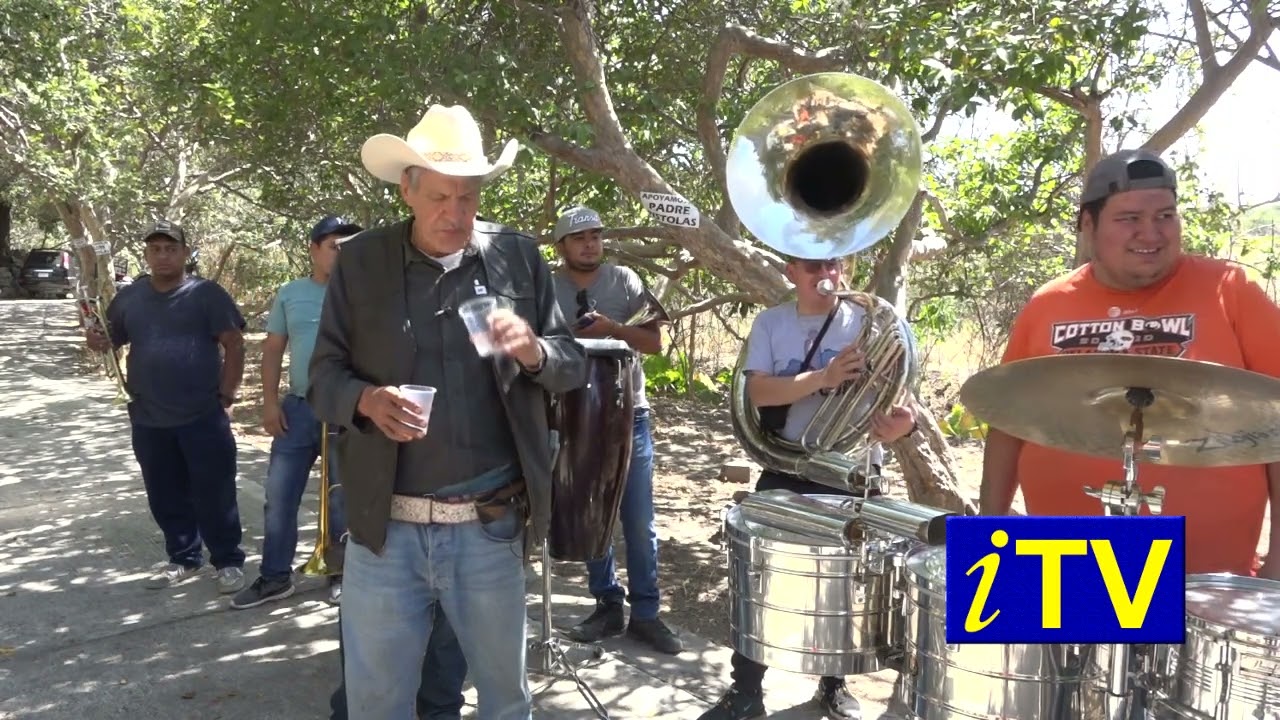 Padre Pistolas cantando en su huerta de Tarimoro