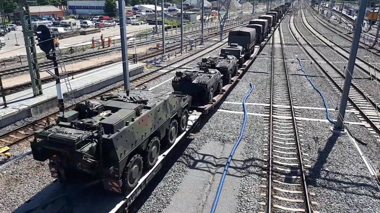 Twee militaire treinen kruisen elkaar in Zwolle!! PERFECTE timing!