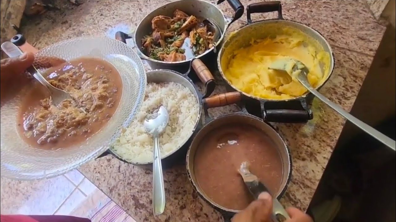 Comida feita no fogão de lenha frango com quiabo e angu vida simples na roça