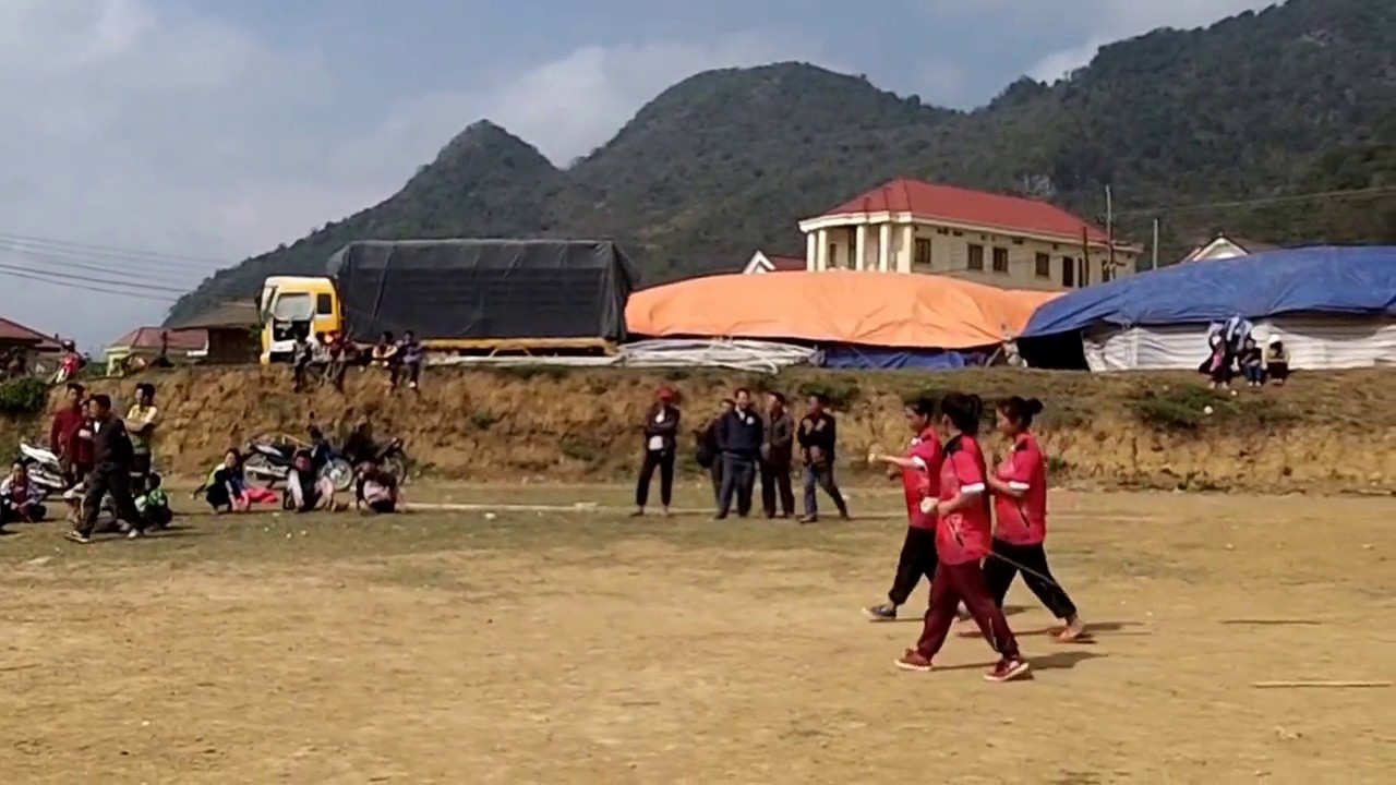 Ntaus Tuj Lub(poj niam)/girl play spinning top (Hmong) Part II