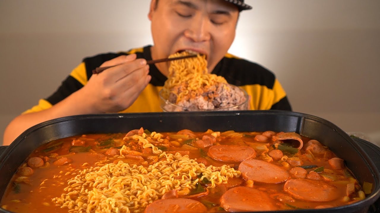라면사리 가득 넣은 부대찌개 먹방~!! 리얼사운드 social eating Mukbang(Eating Show)