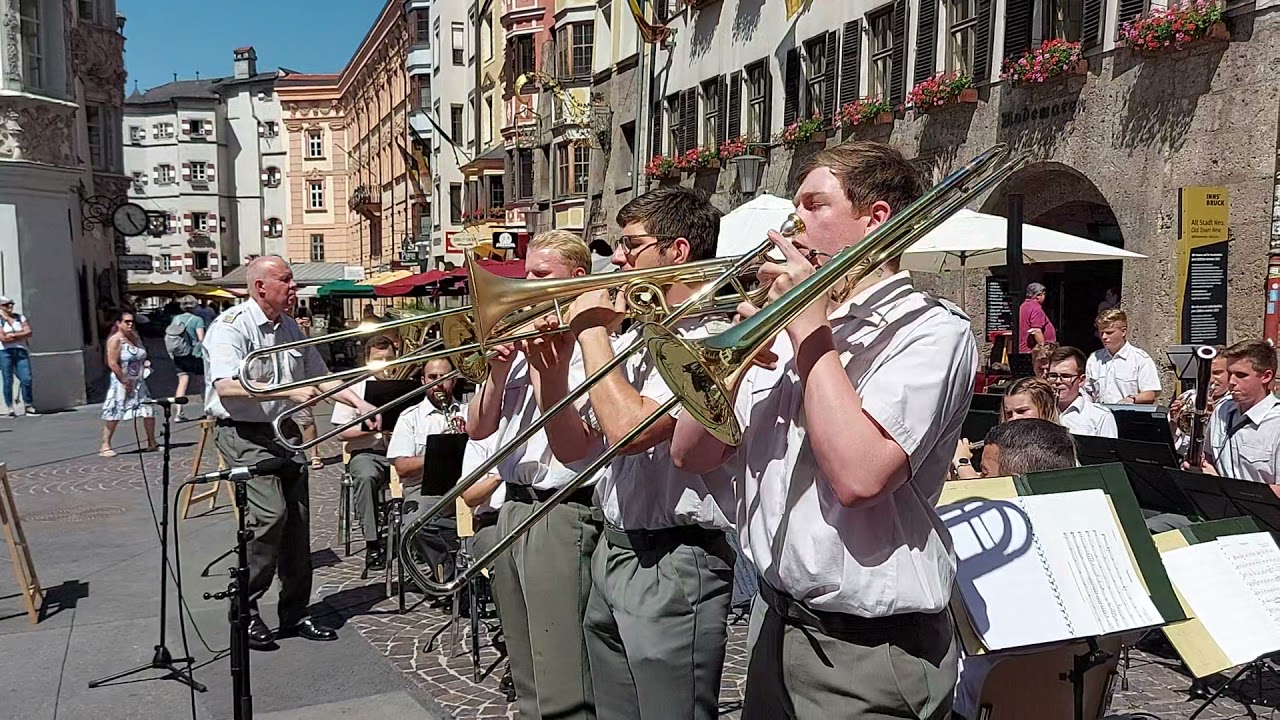 Platzkonzert mit der Militärmusik Tirol beim Goldenen Dachl 23.06.2021
