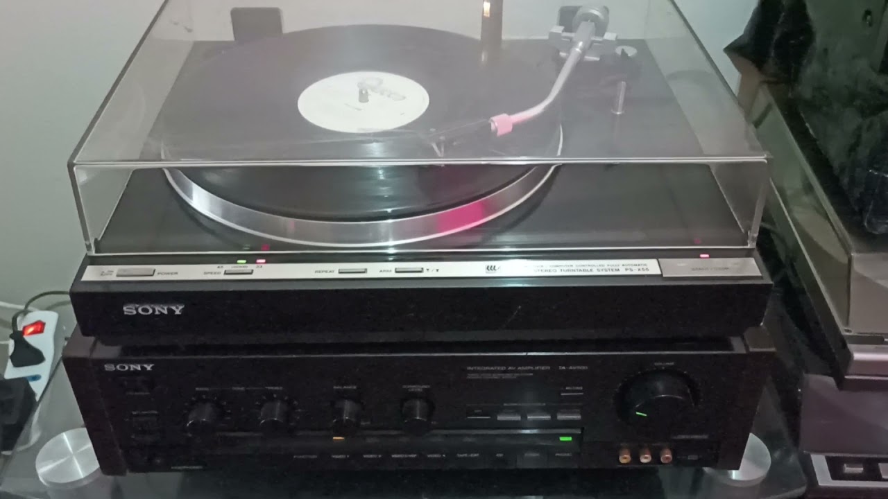 Tornamesa Sony PS-X55 de alta gama y amplificador Sony TA-AV500, tocando otro muerde el polvo.