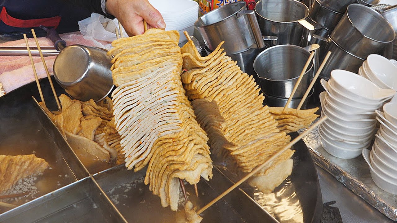 Оживленный утренний пейзаж ресторана Tteokbokki / корейская уличная еда