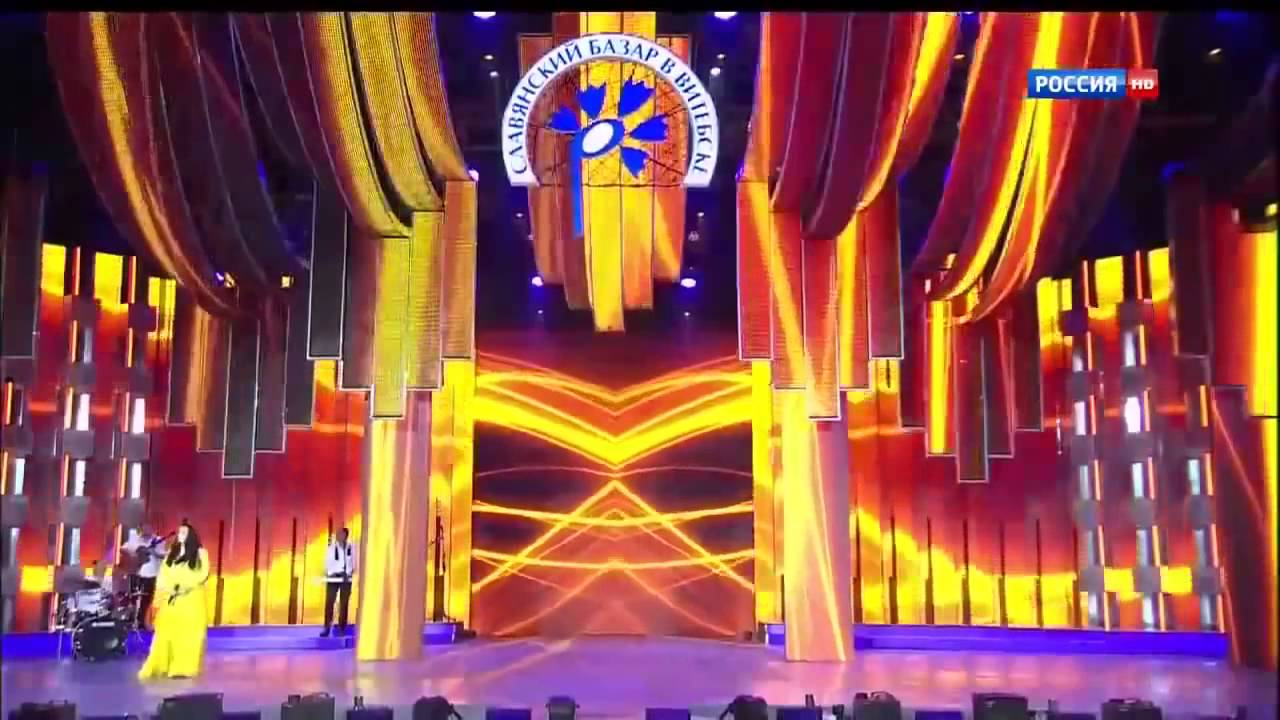 Russian reversal: guitarist plays electric solo on acoustic guitar!