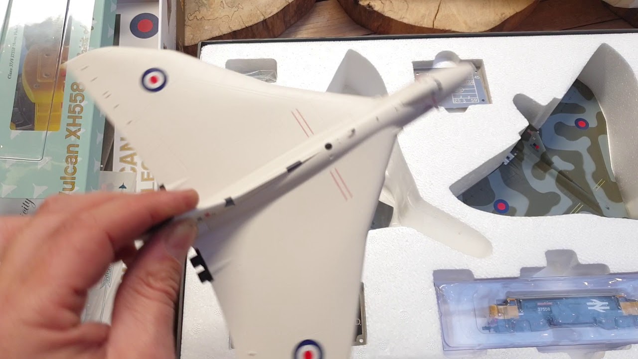 N Gauge Graham Farish Avro Vulcan XH558 Class 37 Special Edition 'What's In The Box?'