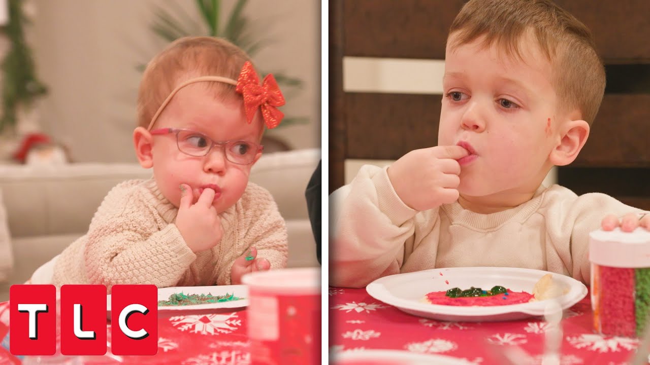 Jackson and Lilah Decorate Christmas Cookies! | Little People, Big World
