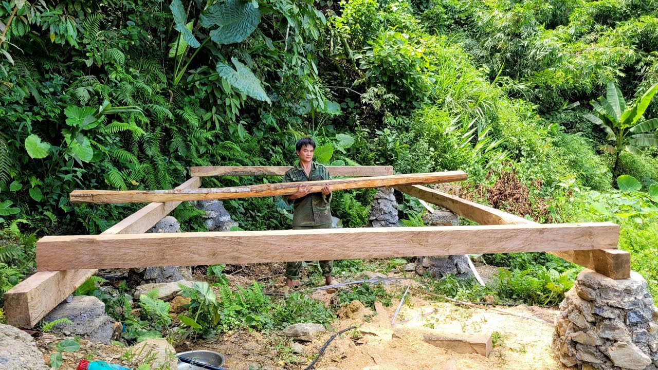 The house frame was completed by Chau's two hands and Thanh Quang's help.