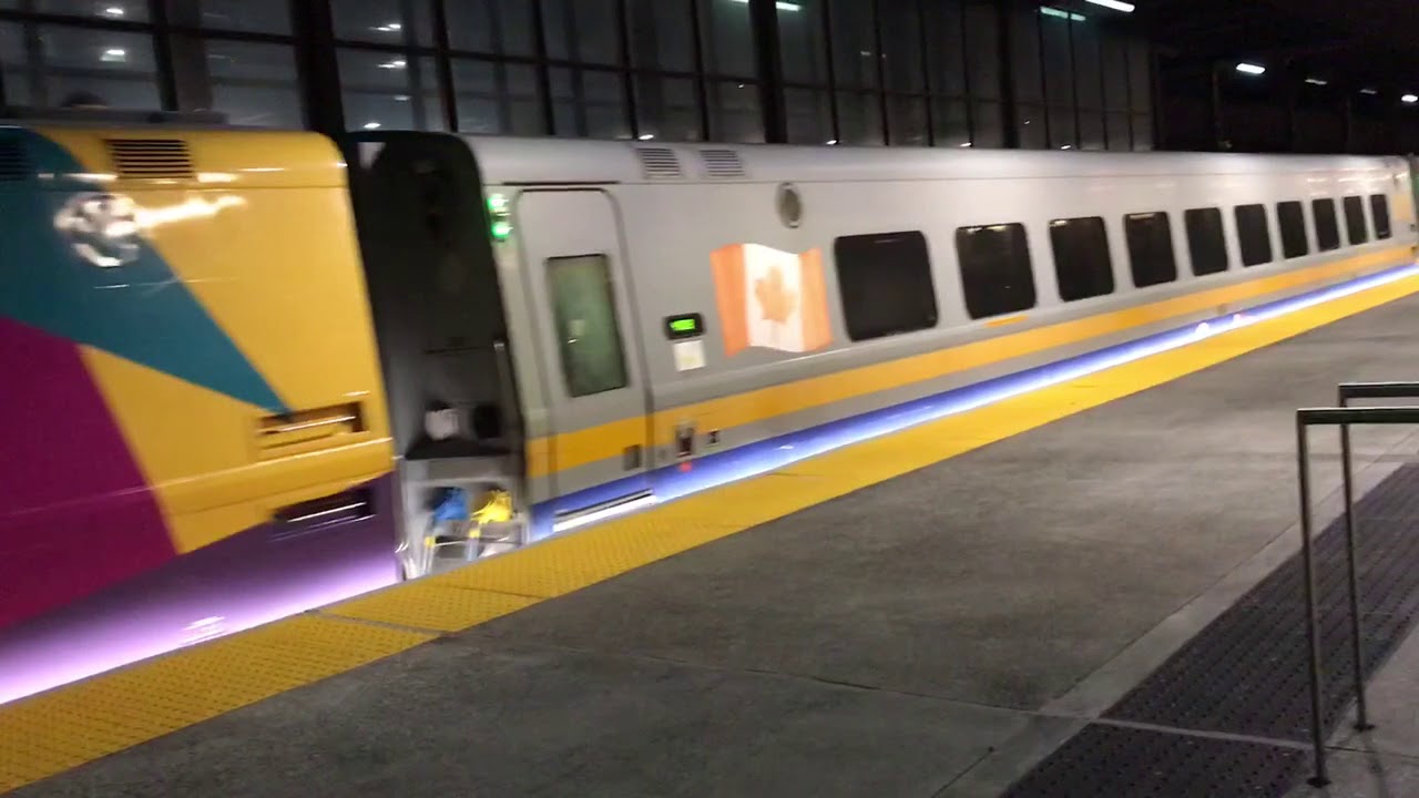 VIA Rail Train #48 pulling in at Ottawa Station