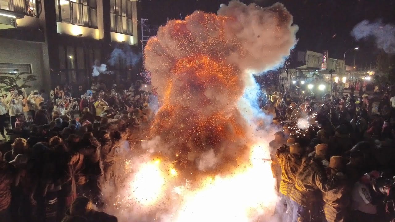 一連吃了十幾次炮！「北港朝天宮虎爺會」出巡「北港朝天宮」天上聖母祈安賜福出巡遶境大典