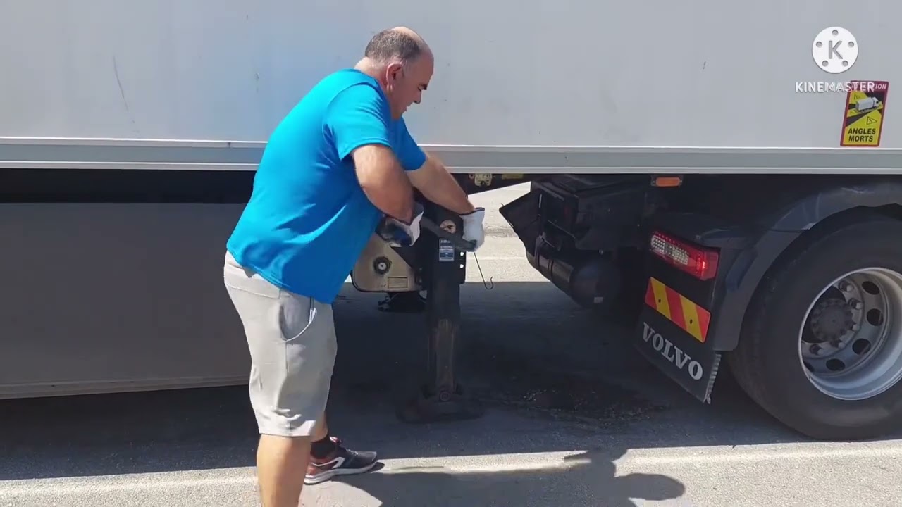 كيف اتعامل مع مساعدي ليتعلم ربط الجرار 🚛🚛🇲🇦🇲🇦🇪🇸🇪🇸👍🙏
