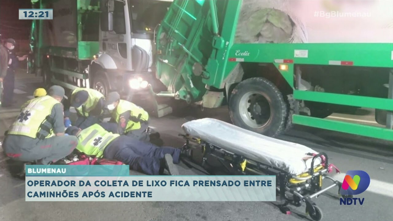 Acidente deixa operador da coleta de lixo de Blumenau prensado entre dois caminhões