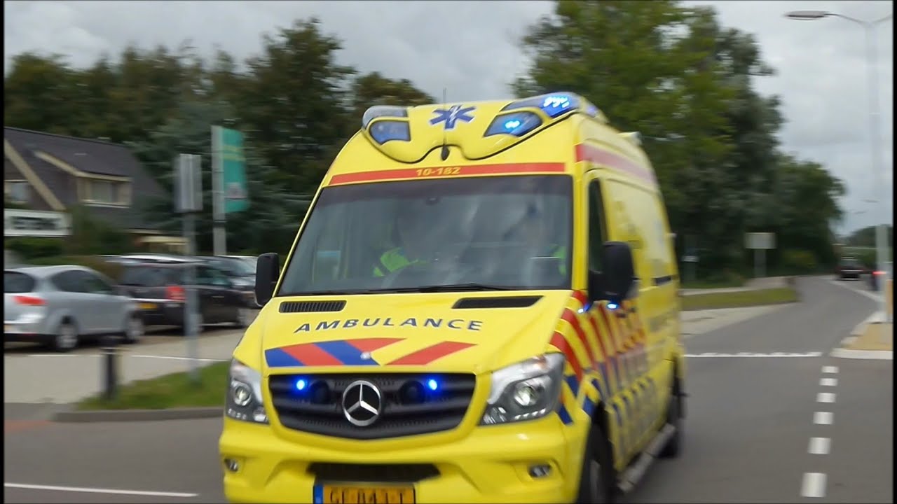 Ambulance 10-182 met spoed in Schoorl