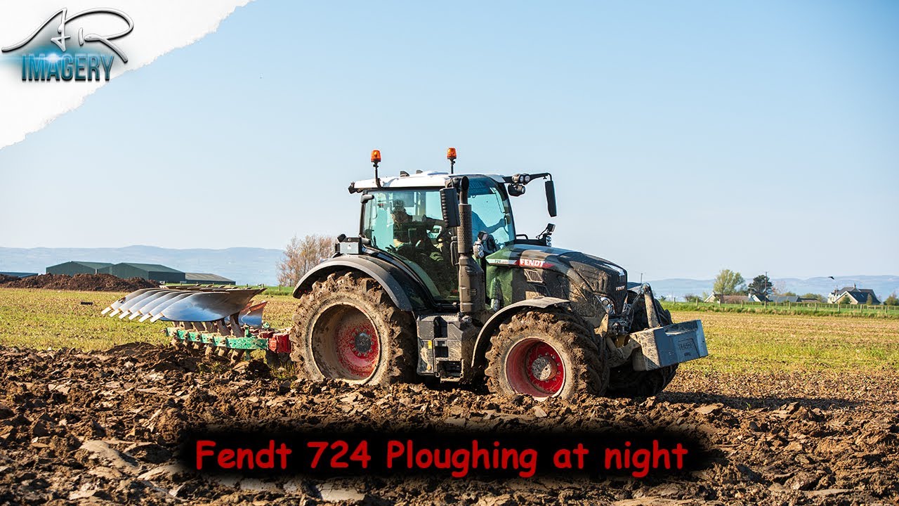 Fendt 724 ploughing at night with the 6 furrow