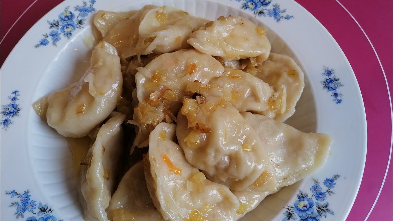 Leckere Wareniki mit sauer Kraut.