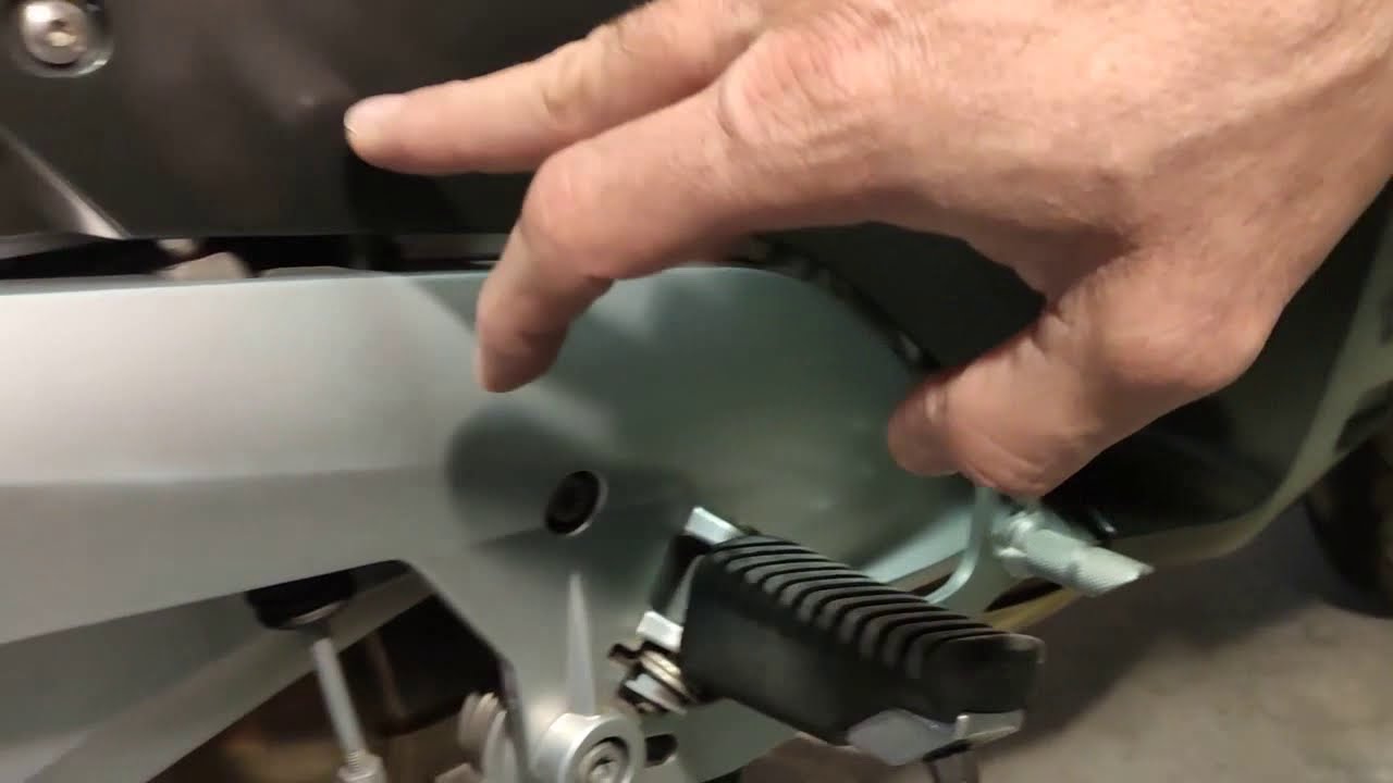 ALBASMOTO  BMW R1200RT (smontaggio carene + sostituzione filtro aria e candele)