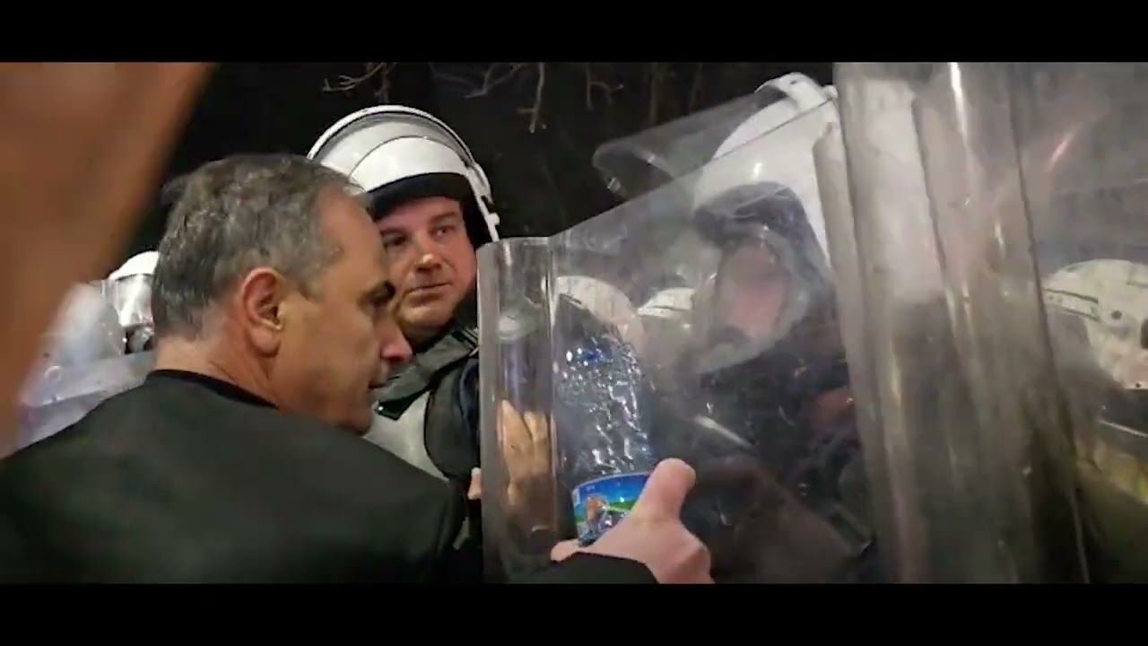 Momente tencioni, Boçi përplaset me forcat e rendit
