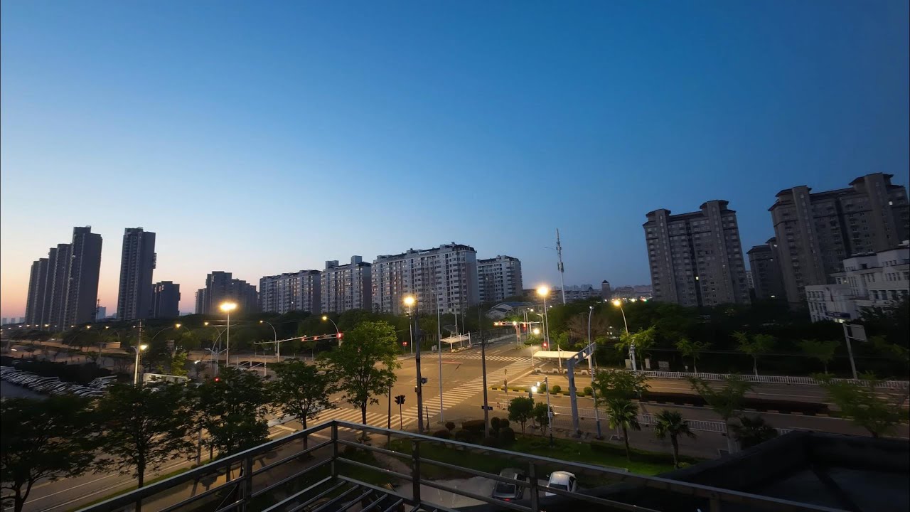 城市夜晚的瞬间变化：延时摄影记录白天的到来