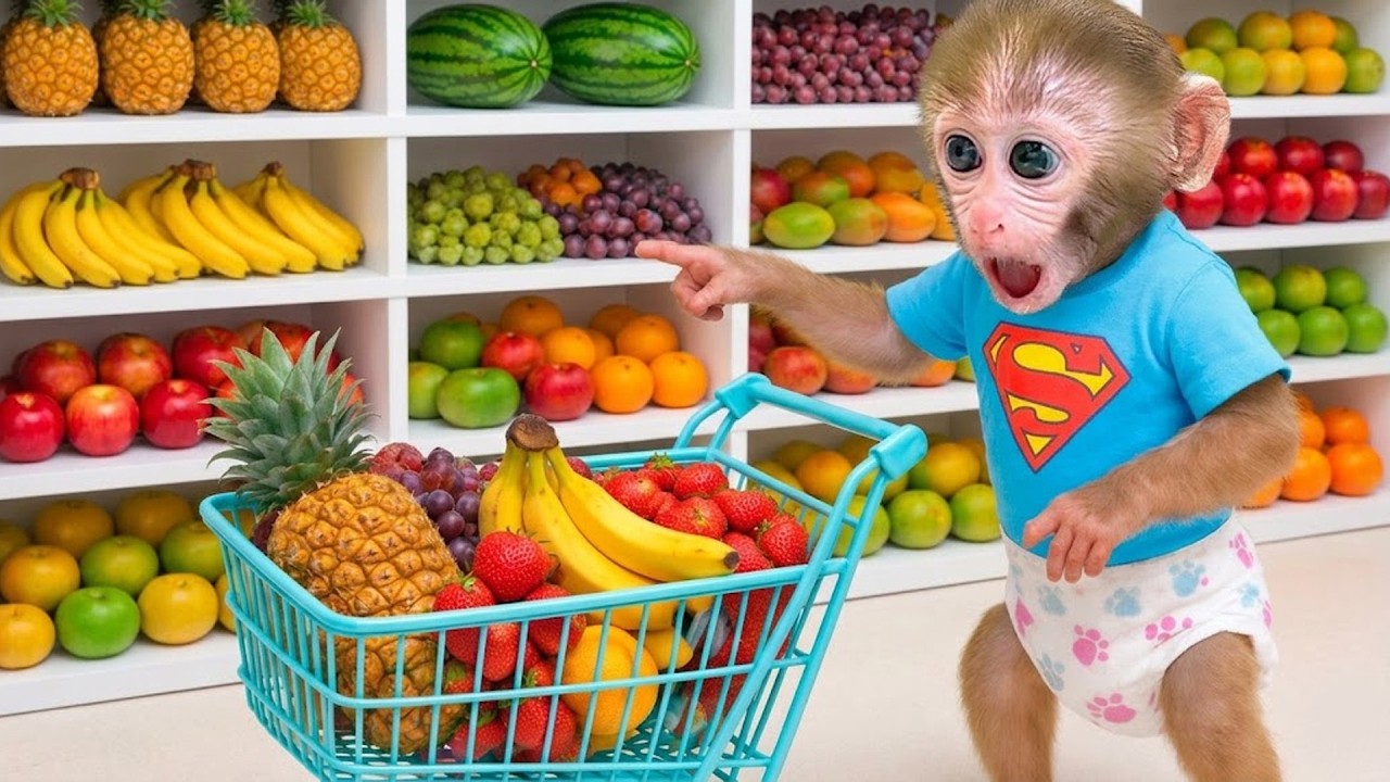 Bebé Mono GoGo Acampa En El Bosque Y Come Una Salchicha Gigante! - Gogo ESP