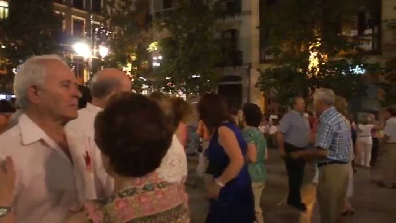 Baile en Plaza Publica Granada España 120728