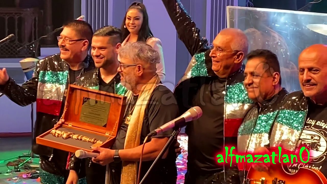 FELIZ FELIZ - Mi Banda El Mexicano Sinfónico | En Concierto