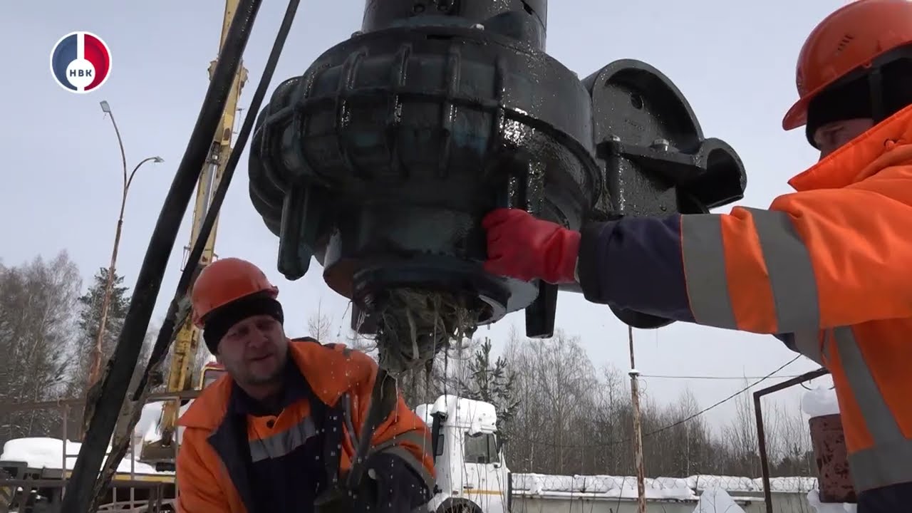 Несколько раз в неделю сотрудники Водоканала проводят очистку насосов канализационной станции