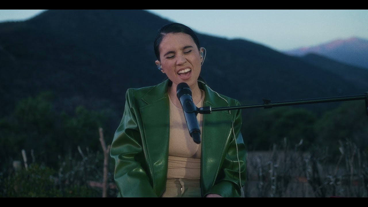 Día: Javiera Le Canta A La Montaña