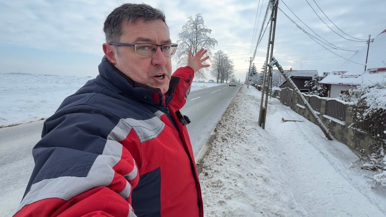 Au urcat șoseaua pe casa oamenilor și au PROPTIT stâlpul de MĂRUL femeii!! Hai că e bine...