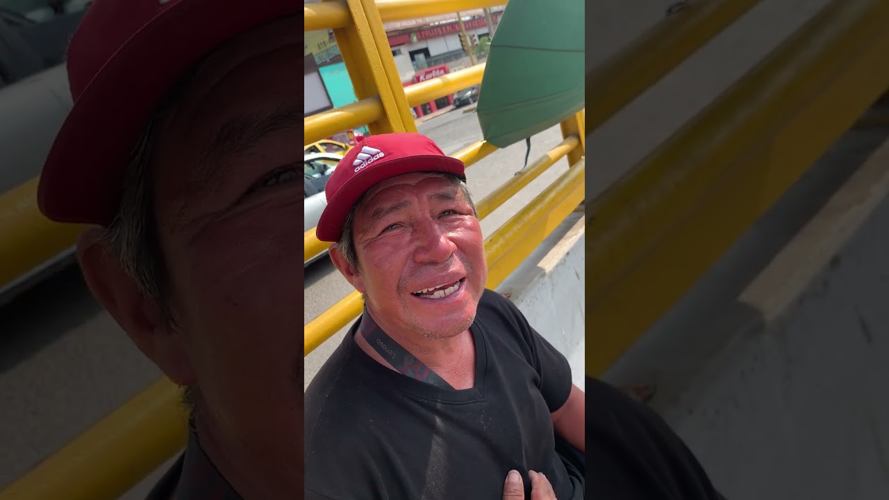 Un hombre con una pierna postiza 