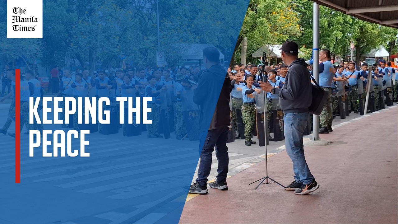 Police teams receive instructions on crowd control