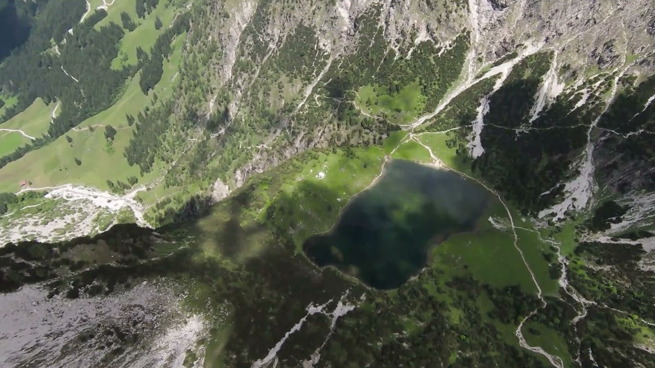Alpensee mit FPV Drohne - AT Creative Studio
