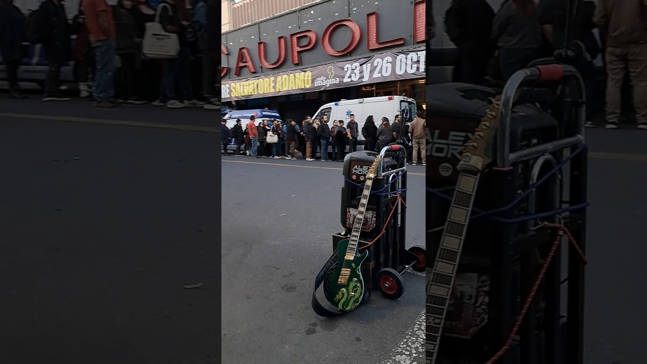 Ayer fue show en la fila de Hyde en Teatro Caupolican 🤘 #hyde #guitar #guitarra