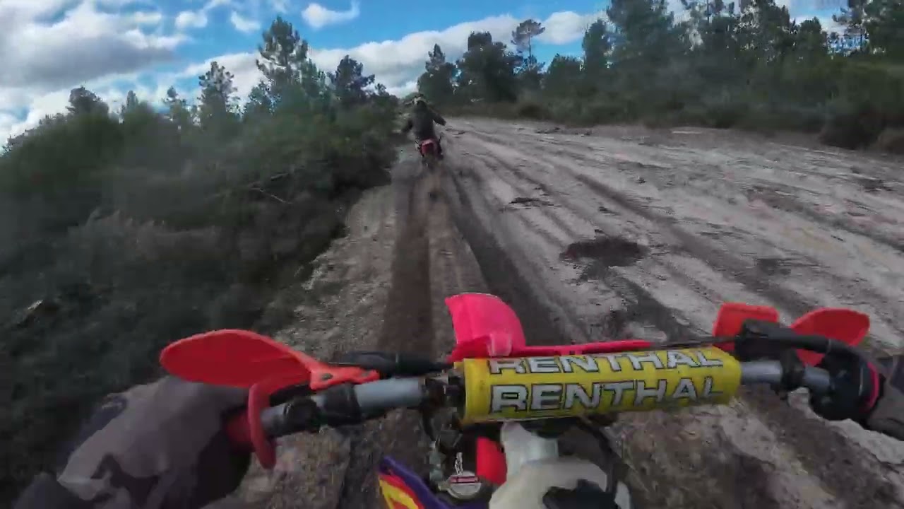 1995 Honda CR80 vs CR80 shredding in sand trails!
