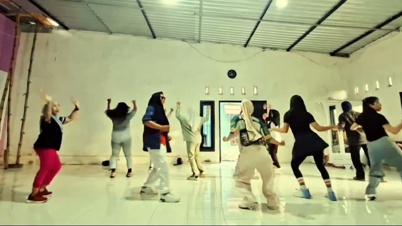 SEPERTI MATI LAMPU - ZIN QUEEN RHARA || ZUMBA FITNESS #zumbainstruktur #zumba #zumbamember