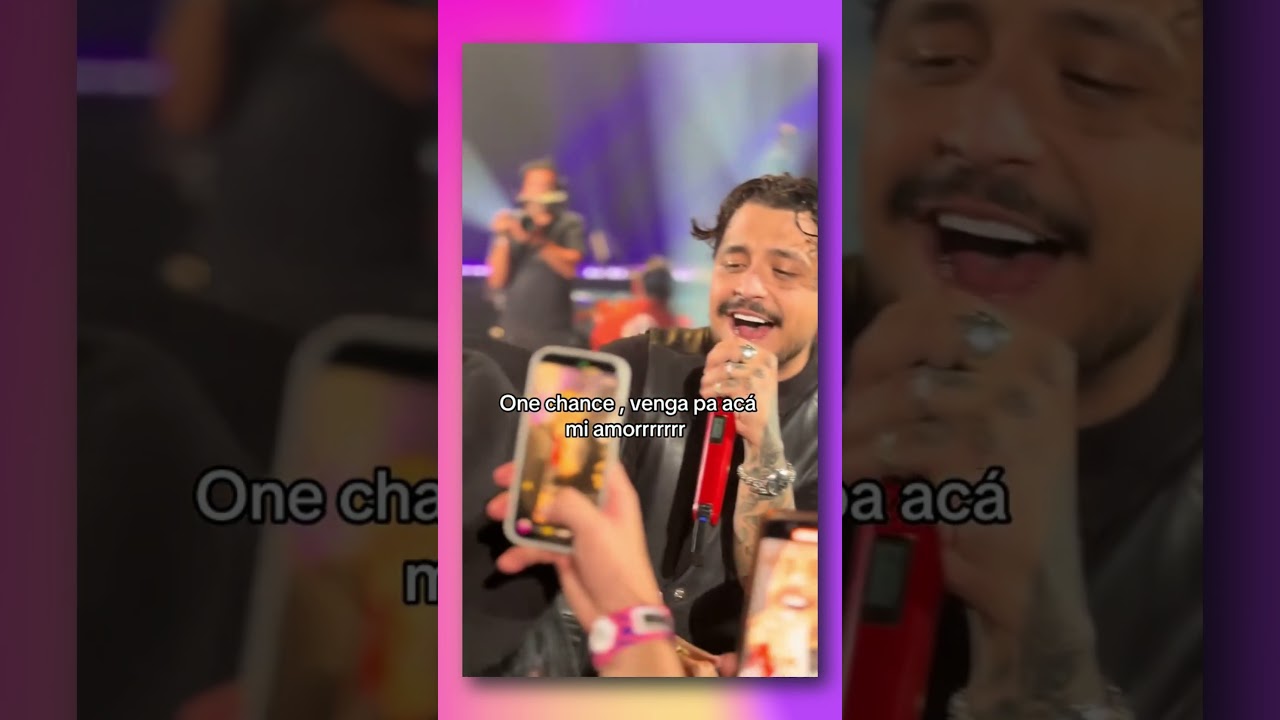 Fanatica de Nodal intenta besarlo en su concierto😮