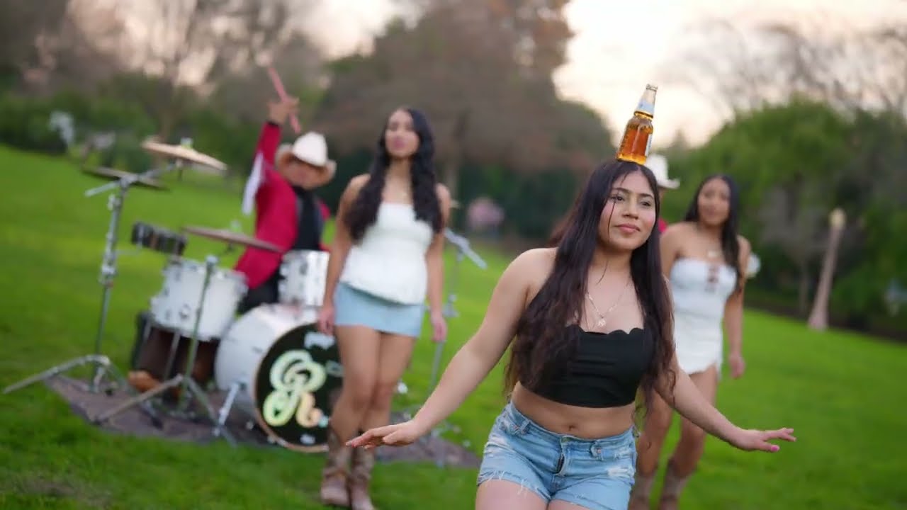 CON LA BOTELLA EN LA CABEZA - VIDEO OFICIA 2026 - GRUPO ROHEDORES