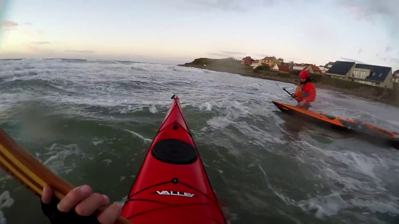 Kajak surf ved Hundested i 14-20 m/s