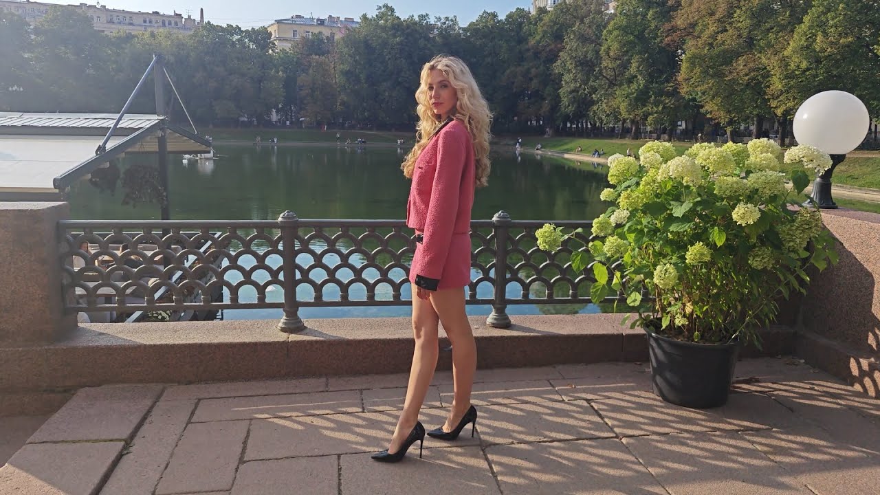 Москва. Красивые девушки на Патриарших прудах
