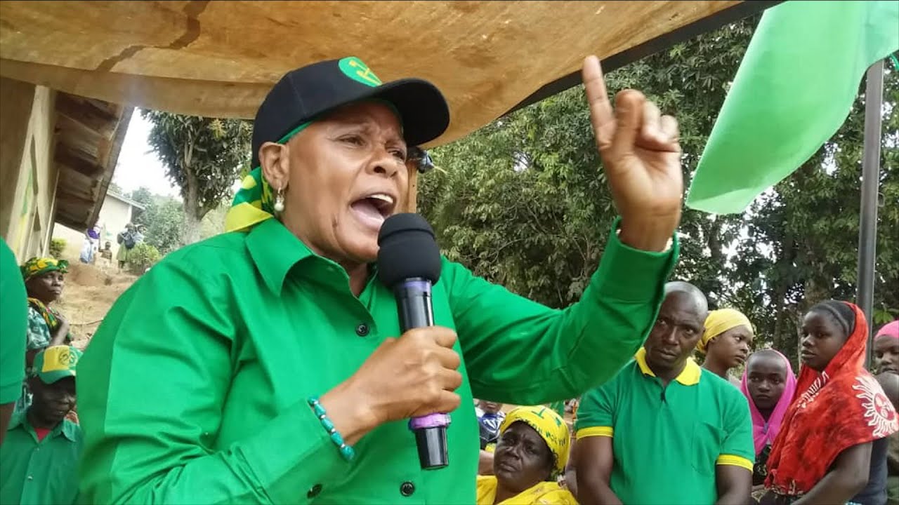 ANNE KILANGO ATUMIA BIBLIA KUOMBA KURA WANANCHI