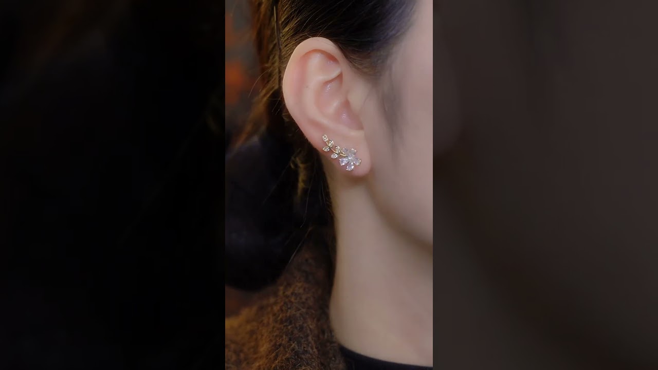 Delikatne, minimalistyczne kolczyki z motywem kwiatowym 🌸 Proste, eleganckie i idealne na co dzień