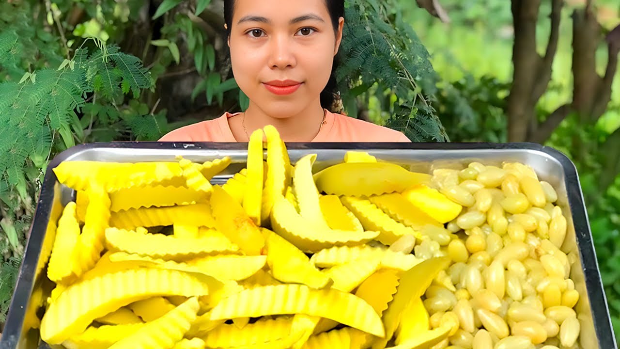 ASMR Sour Mango & Spicy Chili 🌶️🥭 | Crunchy Eating Sounds