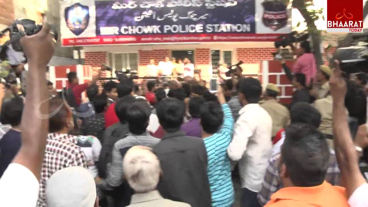 Congress, MIM Activists Clash in old city I Hyderabad GHMC 2016 I  Bhaarat Today