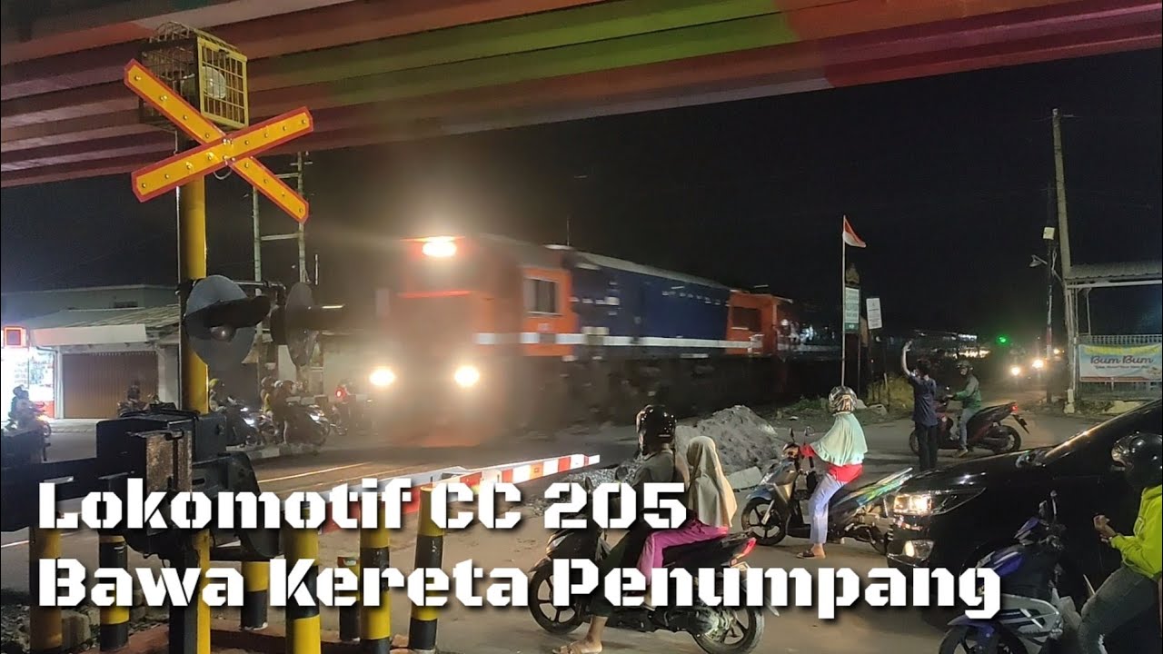 Lokomotif CC 205 bawa kereta penumpang, momen yang sangat amat langka !!!!!