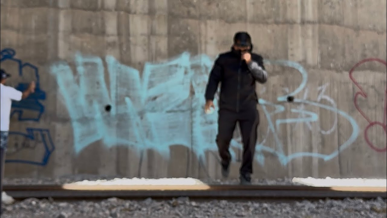 Haciendo Graffiti En Desnivel Del Tren | Campesinos Nos Corren Del Lugar 