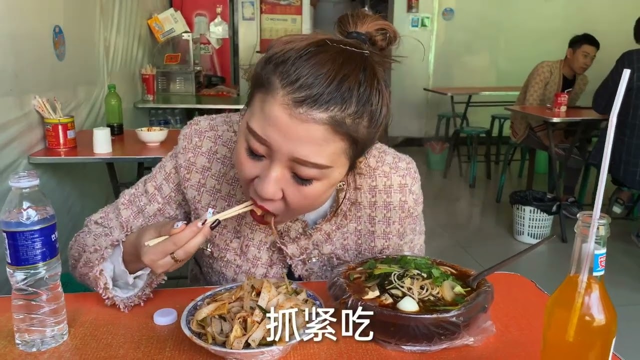 四眼请小菲吃大餐，看看俩人吃了啥？来家被婆婆数落一顿