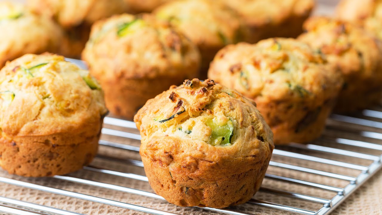 MUFFIN SALATI CON ZUCCHINE E SALMONE - morbidi e sfiziosi!