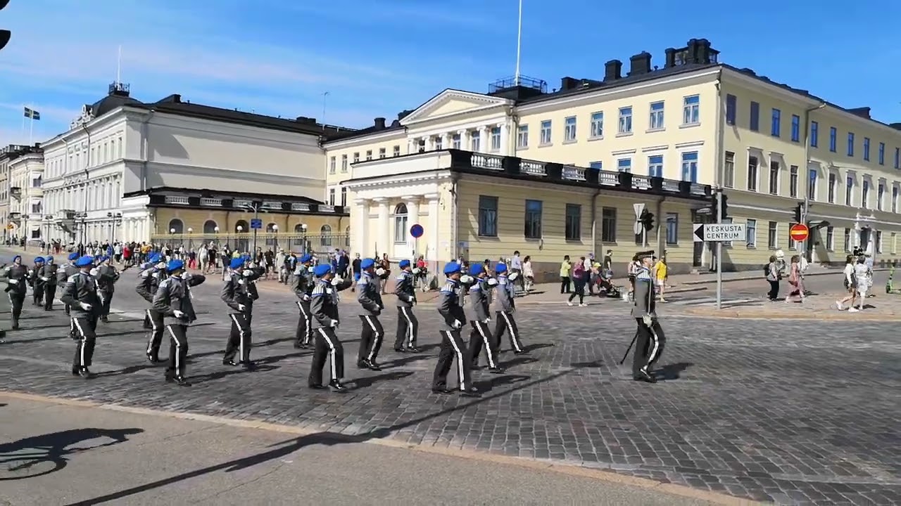 Puolustusvoimien varusmiessoittokunnan vartioparaati perjantaina 5.8.2022 Helsingissä
