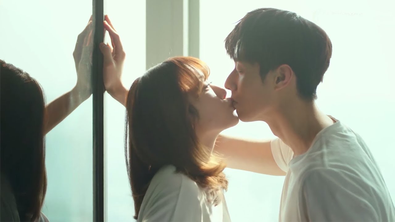 Sweet Good Morning Kiss! Bossy President kissed Cinderella after woke up from their first night.