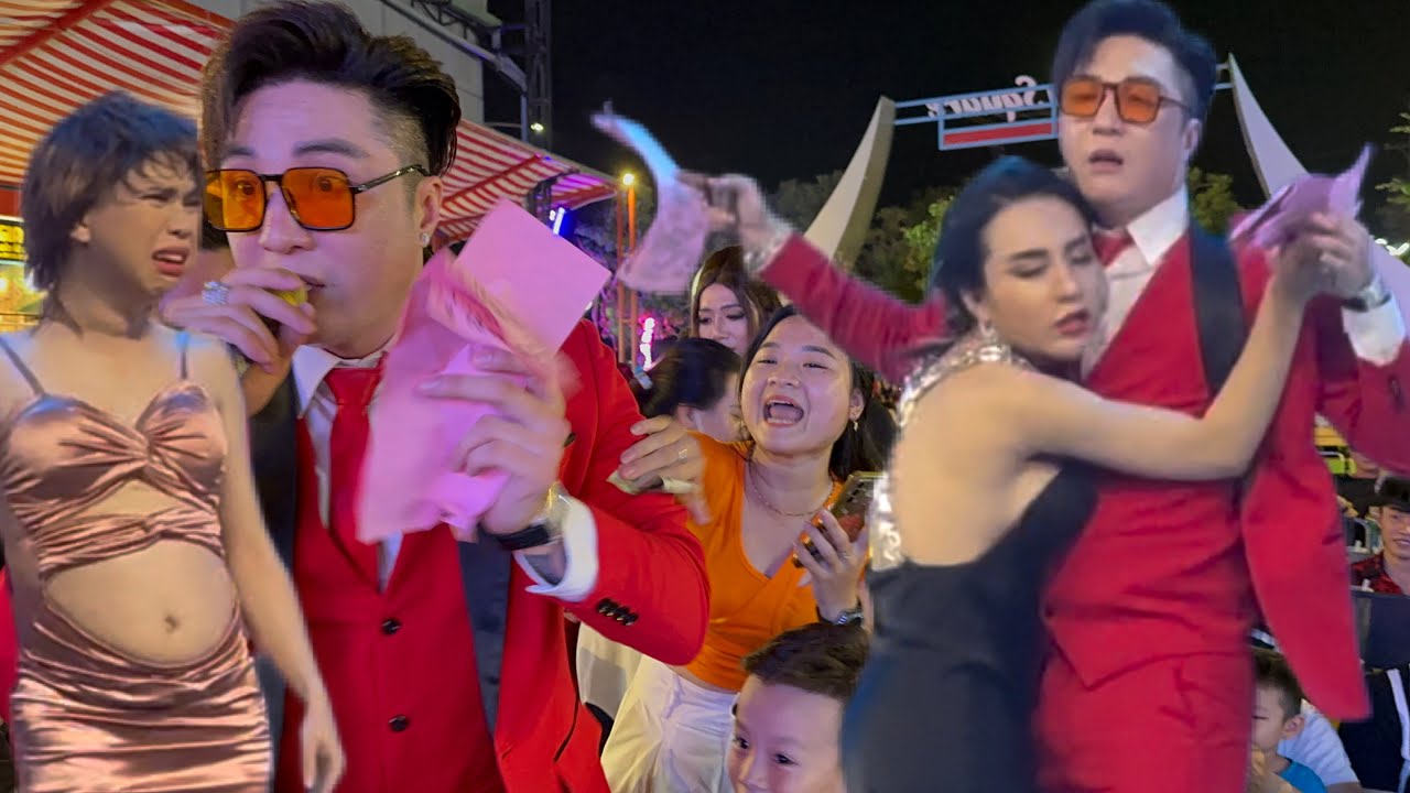 Bội Nhi Su Su Xấn Xô Lâm Chấn Khang Bán Vé Khán Giả Vây Kín Dưới Sân Khấu